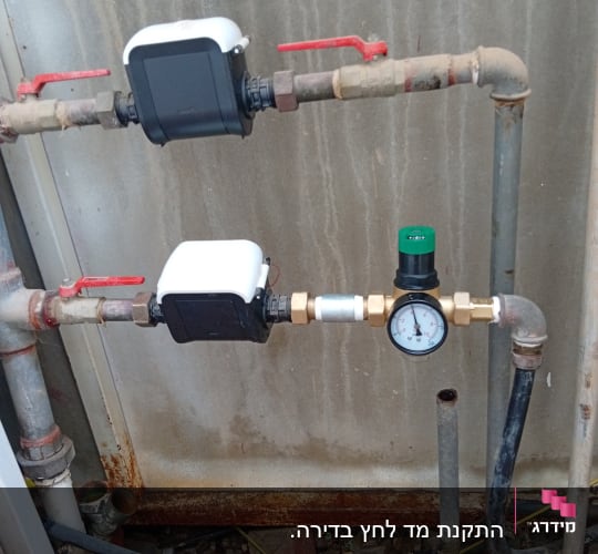 צנרת עם מד לחץ ושסתומים